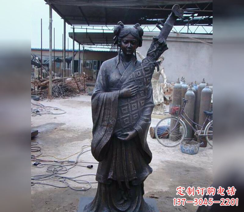 威海抱乐器女人公园人物雕塑