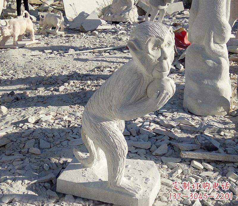 威海抱桃子的猴子石雕