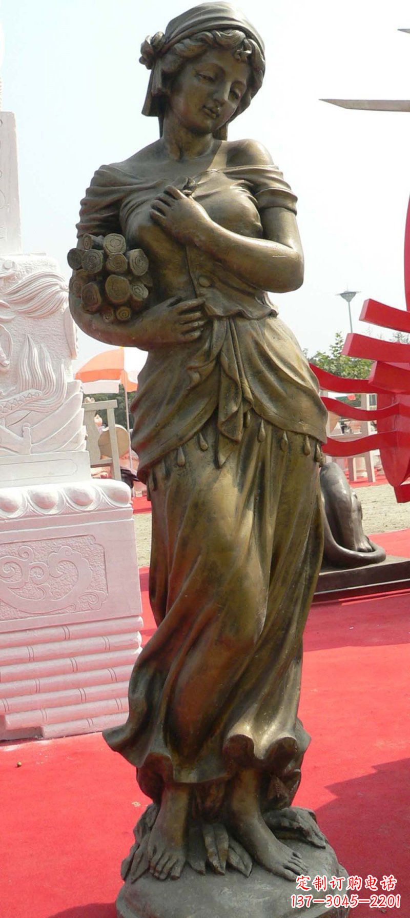 威海抱着柴火的西方女孩人物铜雕