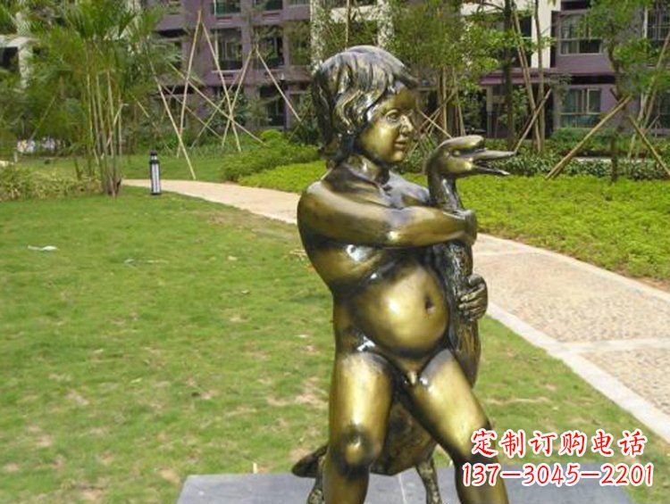 威海新颖童真男孩城市玻璃钢仿铜景观雕塑