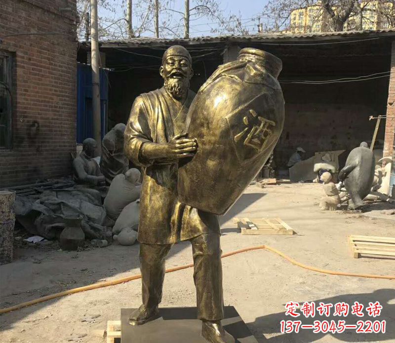 威海抱着酒坛的人物铜雕