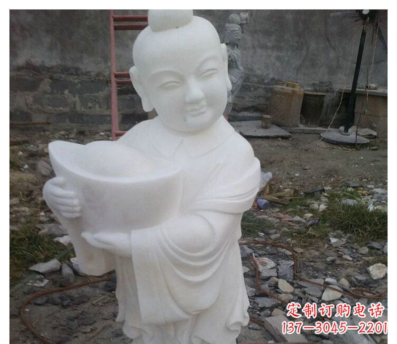 威海抱着元宝的小孩公园景观石雕