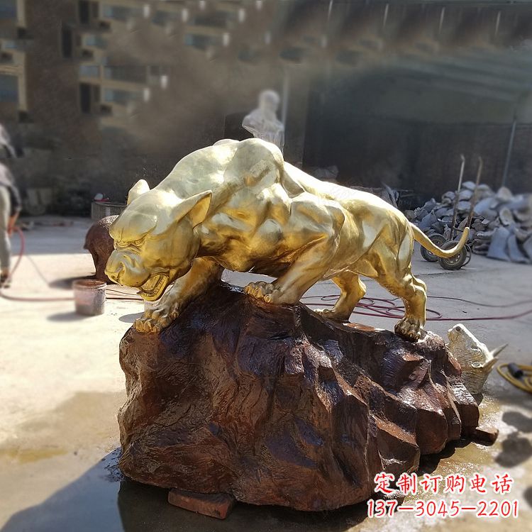 威海铸铜雕刻的豹子公园景区情景动物雕塑