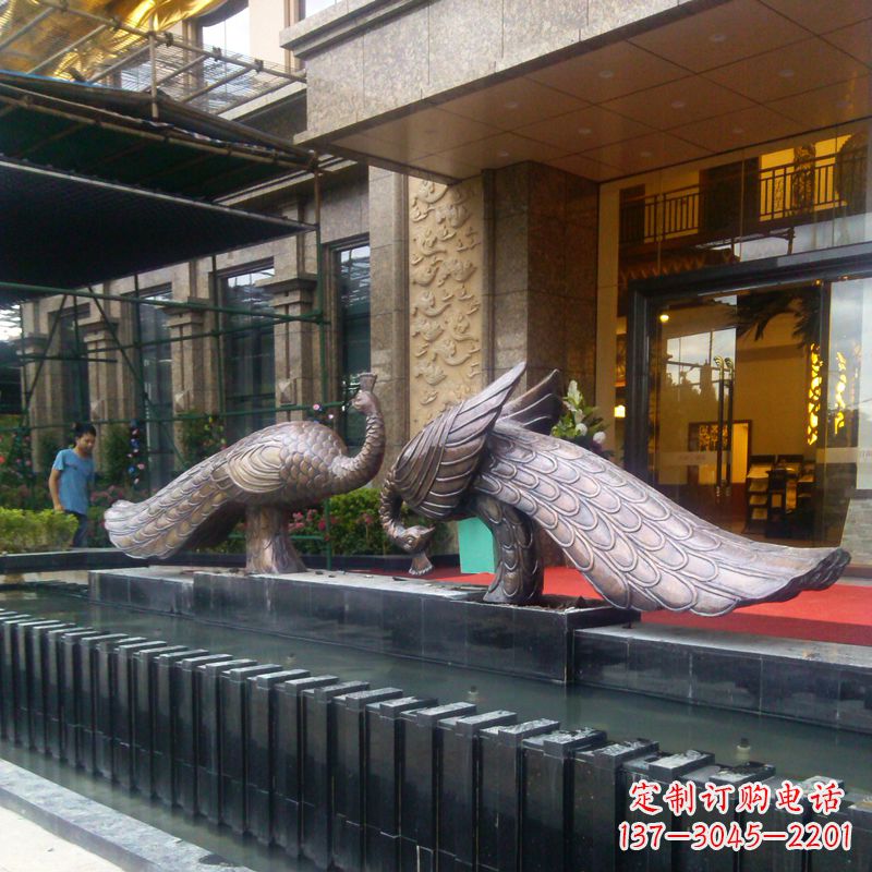 威海宾馆门口铜雕孔雀