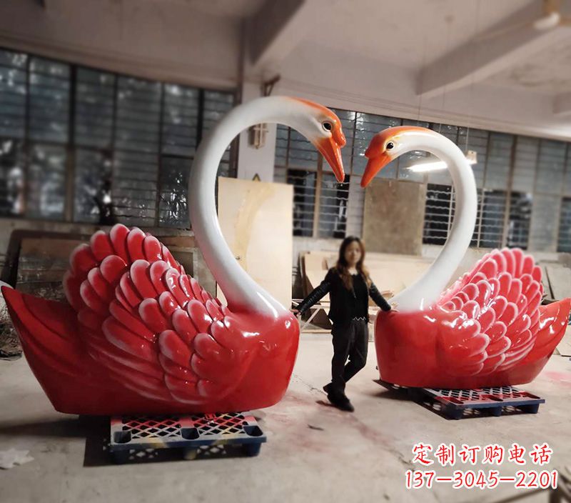 威海玻璃钢爱心天鹅门商场婚礼美陈景观摆件