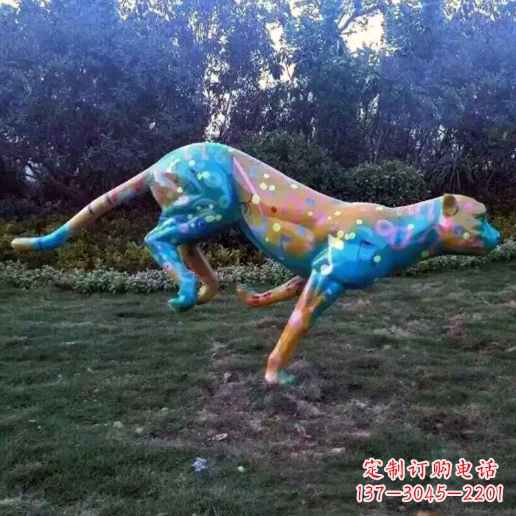 威海玻璃钢彩绘豹子雕塑-公园草坪动物雕塑摆件