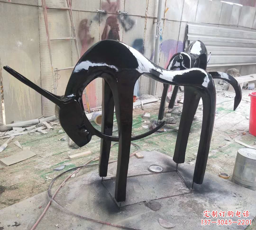 威海玻璃钢制作的鹿雕塑——装点你的庭院