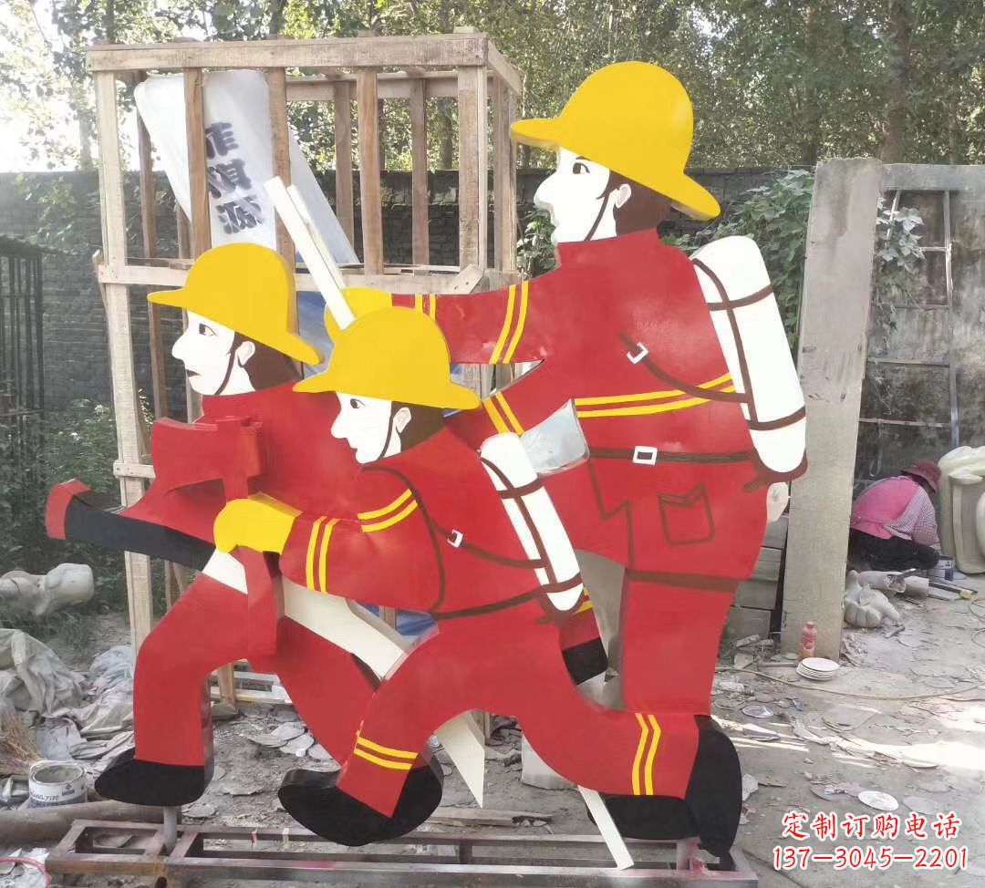 威海玻璃钢消防员雕塑——精致的园林景观装饰