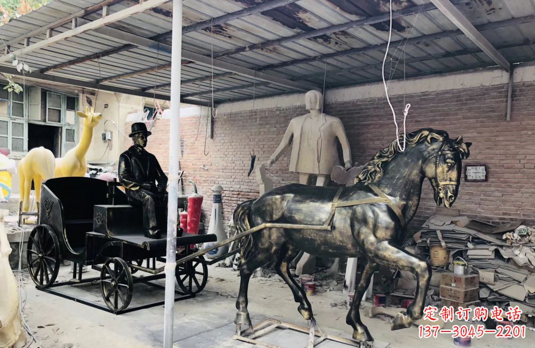 威海玻璃钢仿铜马车雕塑——给广场景观增添绚丽色彩