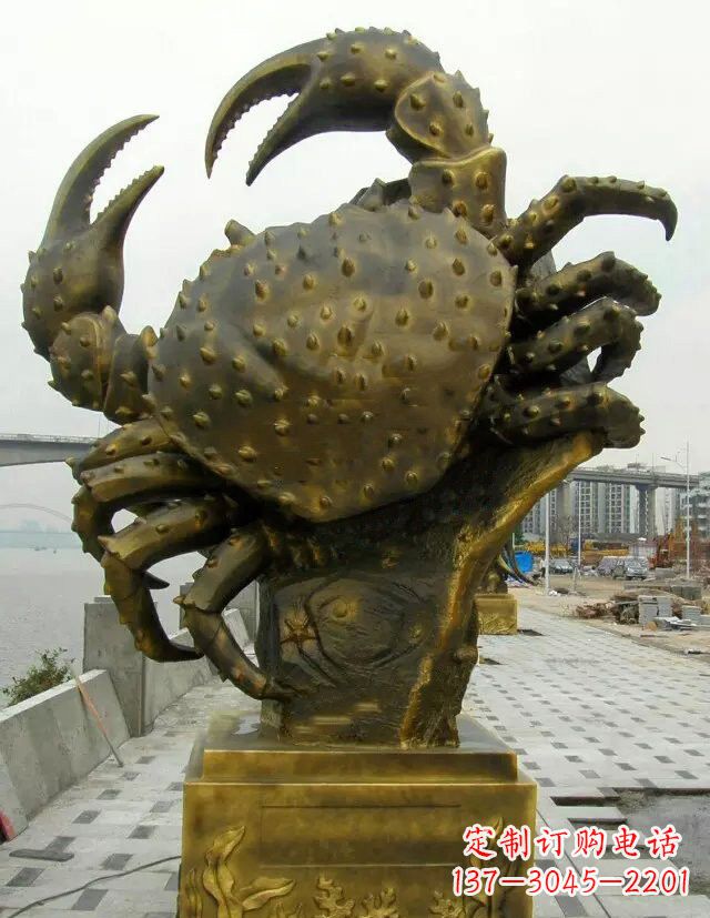 威海玻璃钢仿铜螃蟹公园动物雕塑