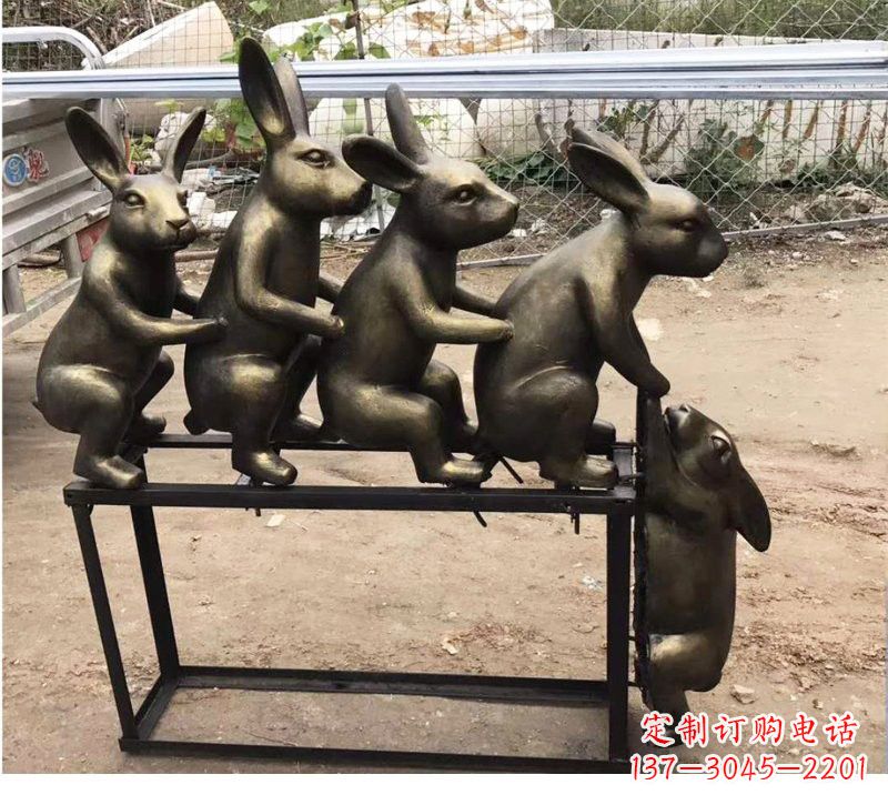 威海玻璃钢仿铜玩耍的兔子