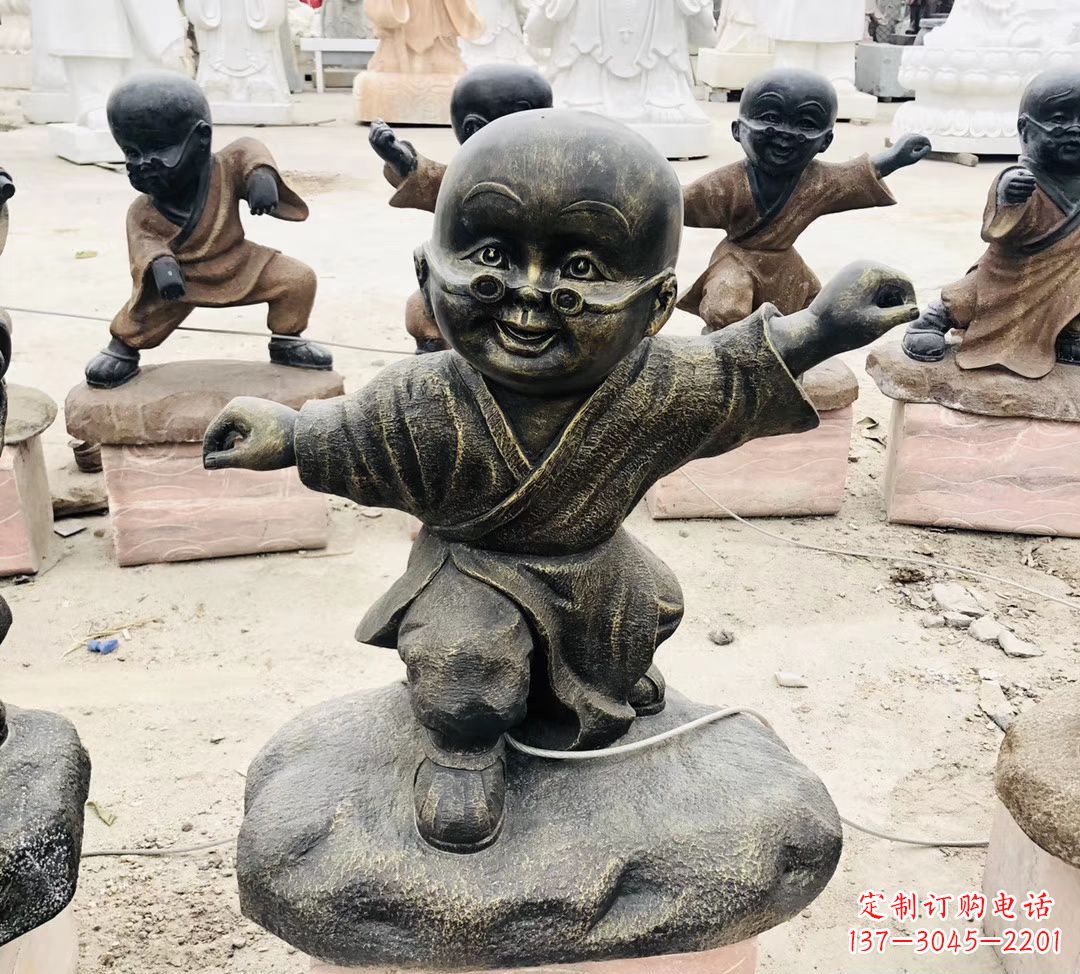 威海玻璃钢仿铜小和尚雕塑公园景观人物雕塑