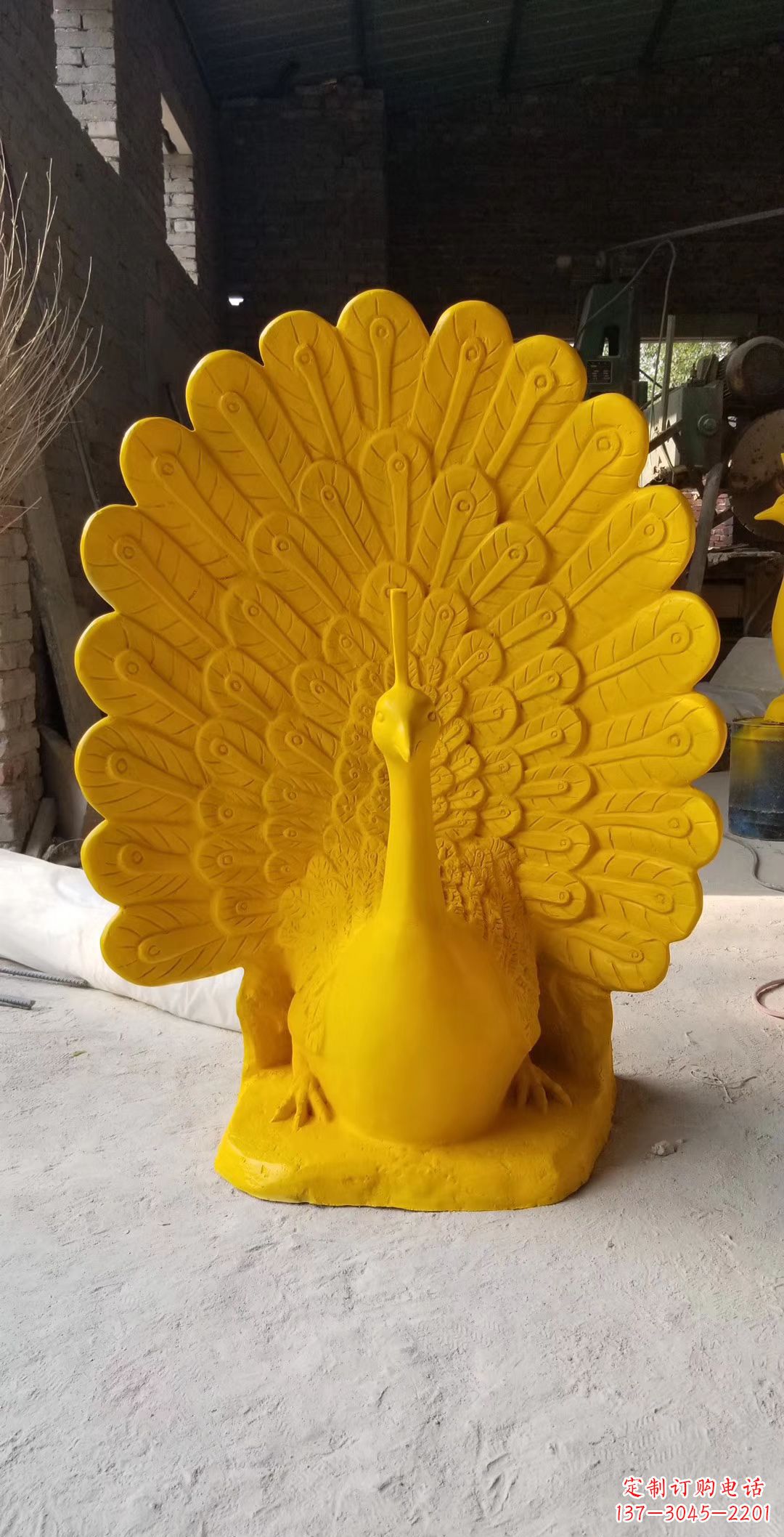威海玻璃钢制作的孔雀雕塑