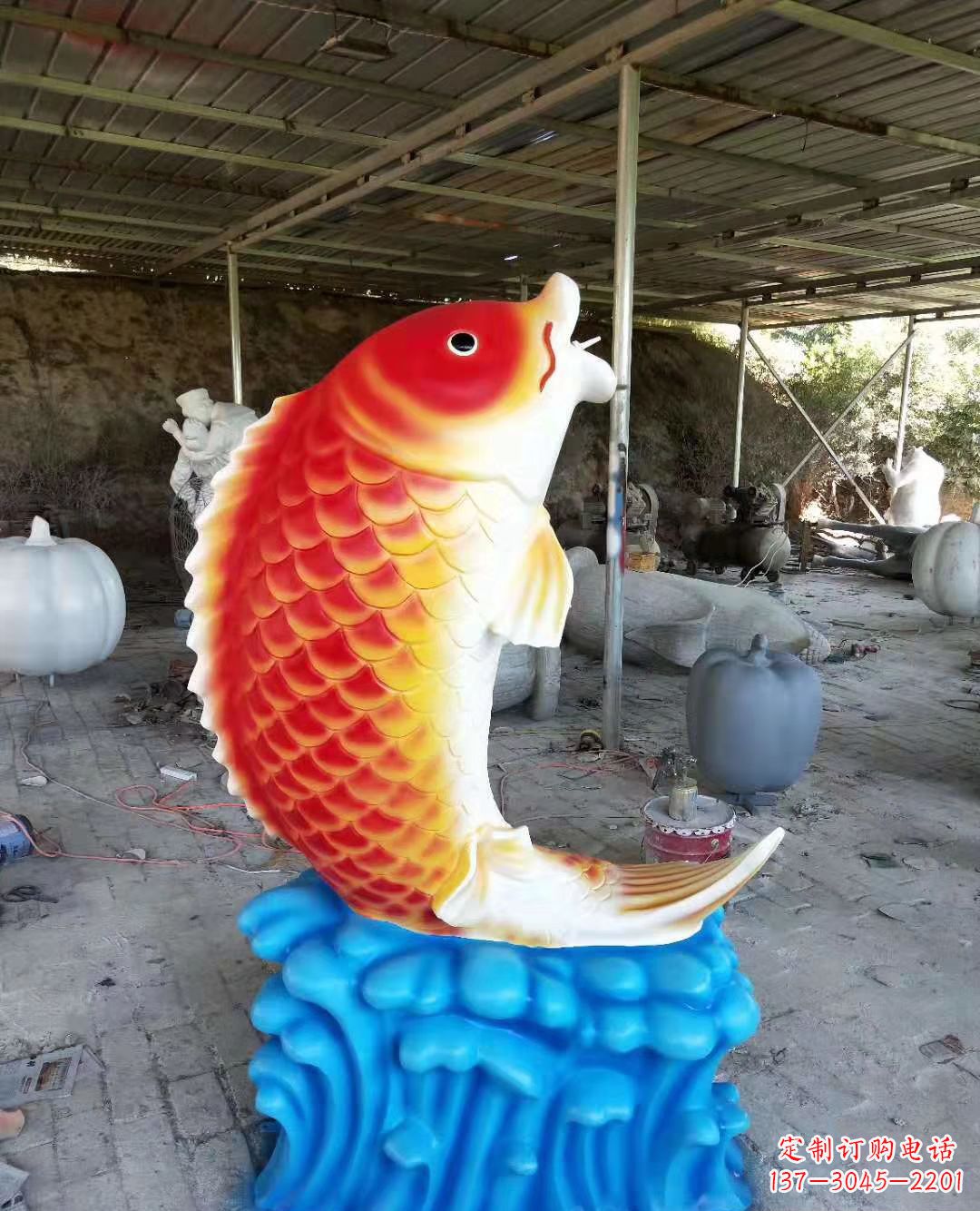 威海玻璃钢制作的精美鲤鱼喷泉雕塑
