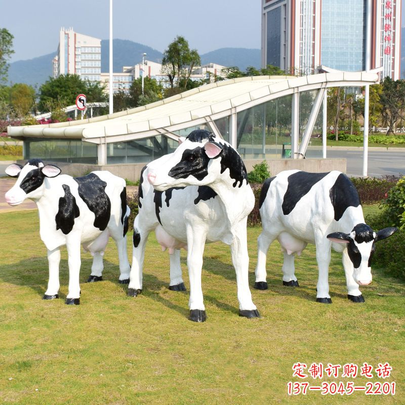 威海玻璃钢制作的仿真奶牛雕塑——装点园林草坪