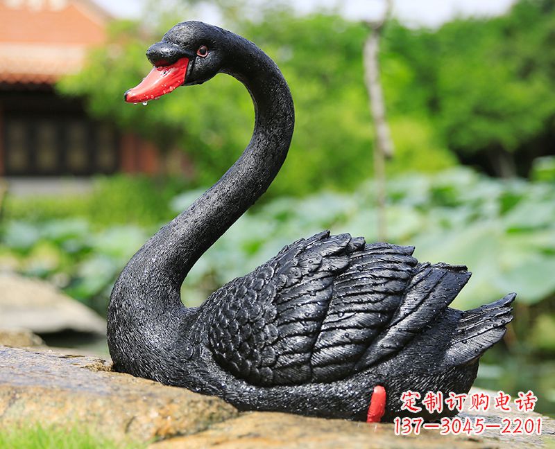 威海玻璃钢雕刻的黑色天鹅——美丽宁静的公园园林摆件