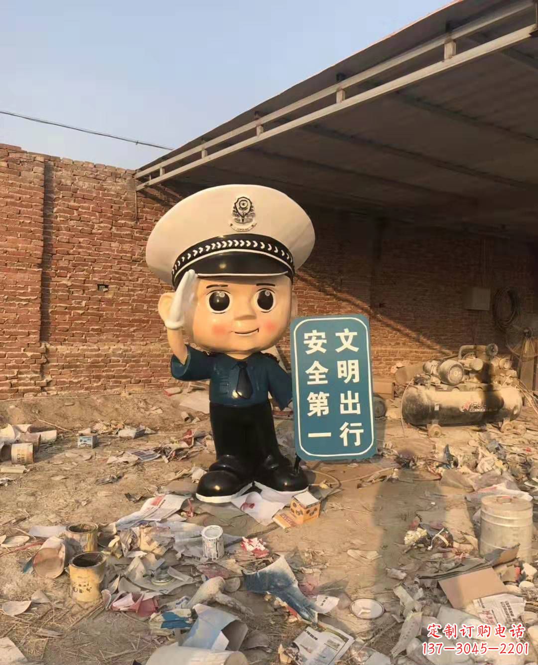 威海玻璃钢卡通警察雕塑公园广场安全警示语雕塑