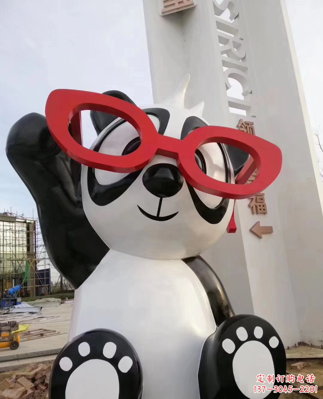 威海玻璃钢卡通熊猫雕塑户外摆件
