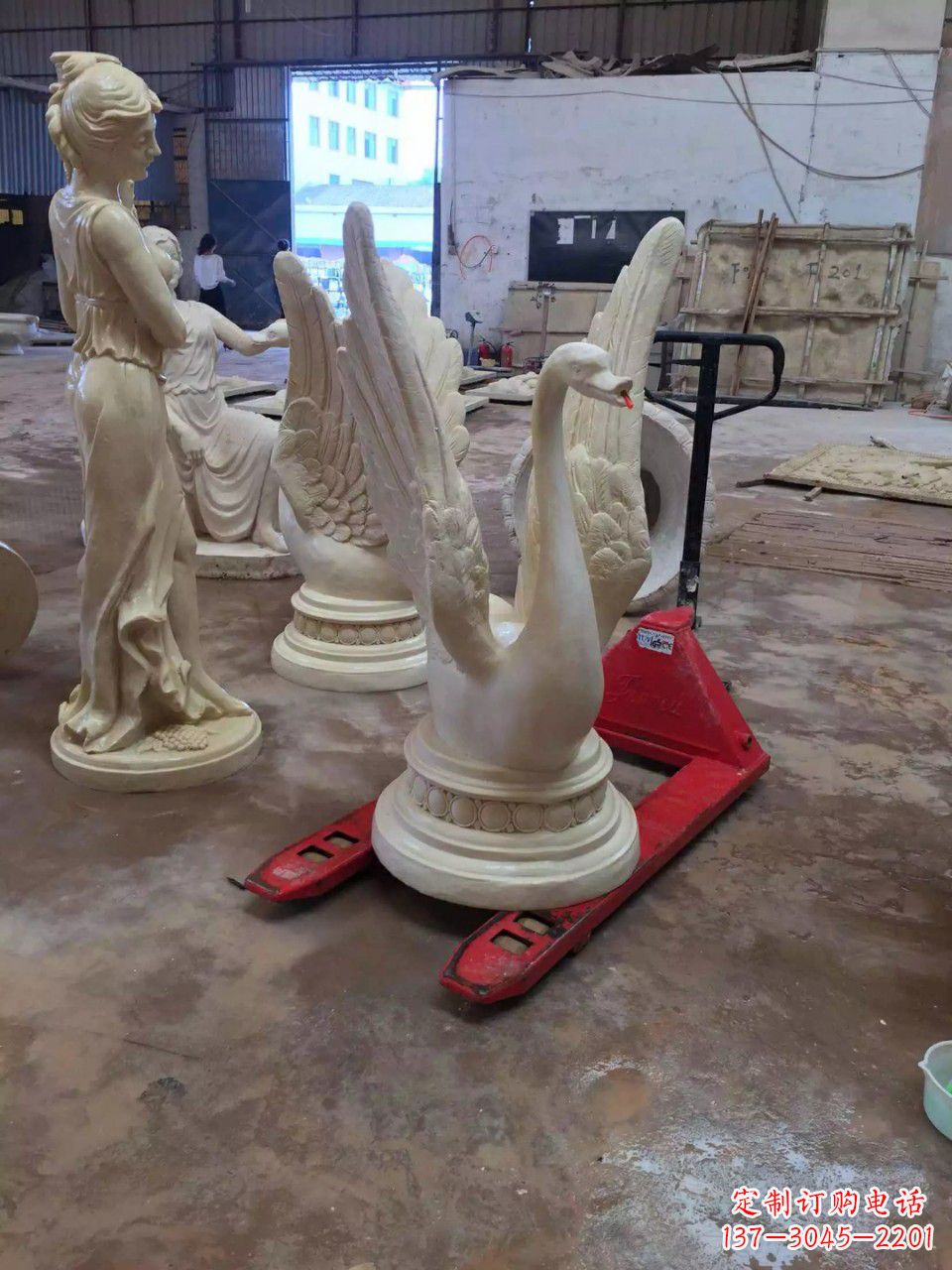 威海玻璃钢制作的天鹅雕塑