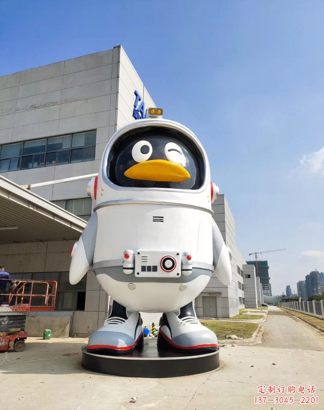 威海玻璃钢太空企鹅雕塑