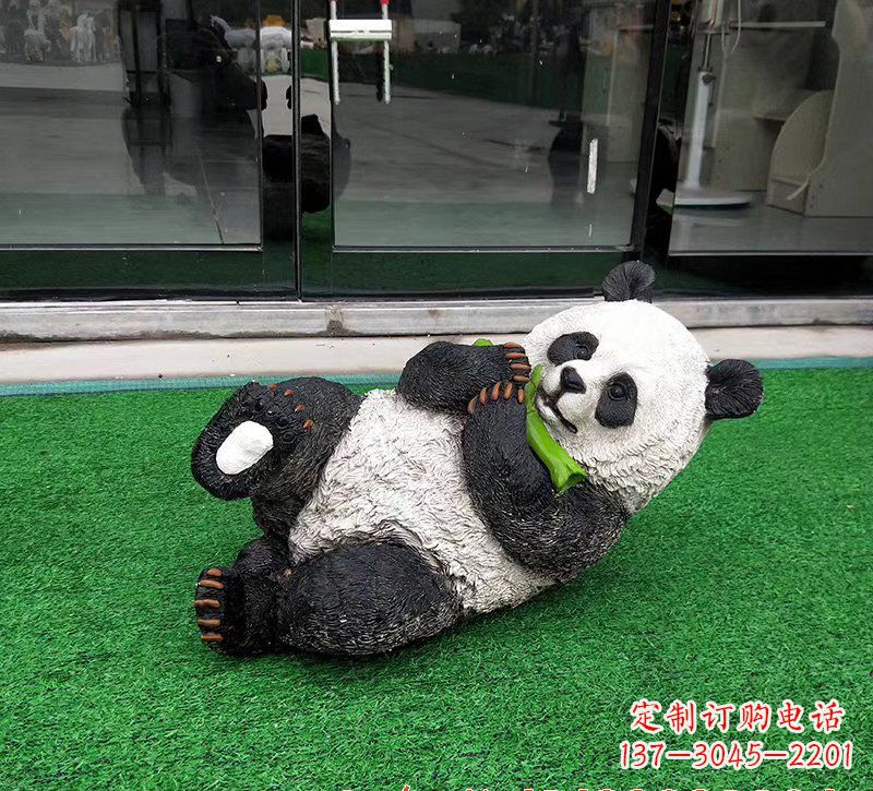 威海玻璃钢熊猫雕塑象征动物保护的艺术品