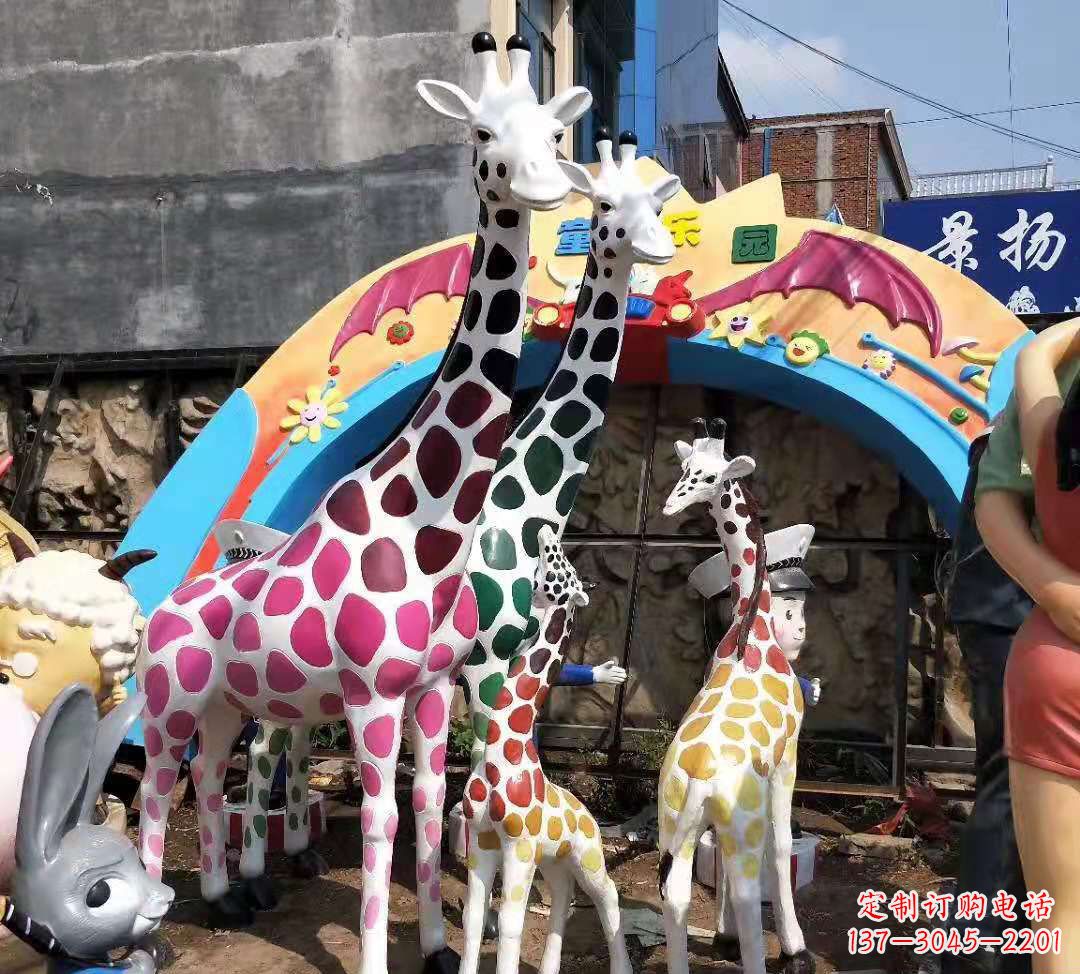 威海玻璃钢材质的长颈鹿雕塑——点缀公园景观