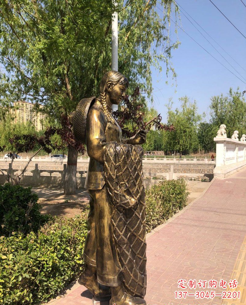 威海农家女人的铜雕之美