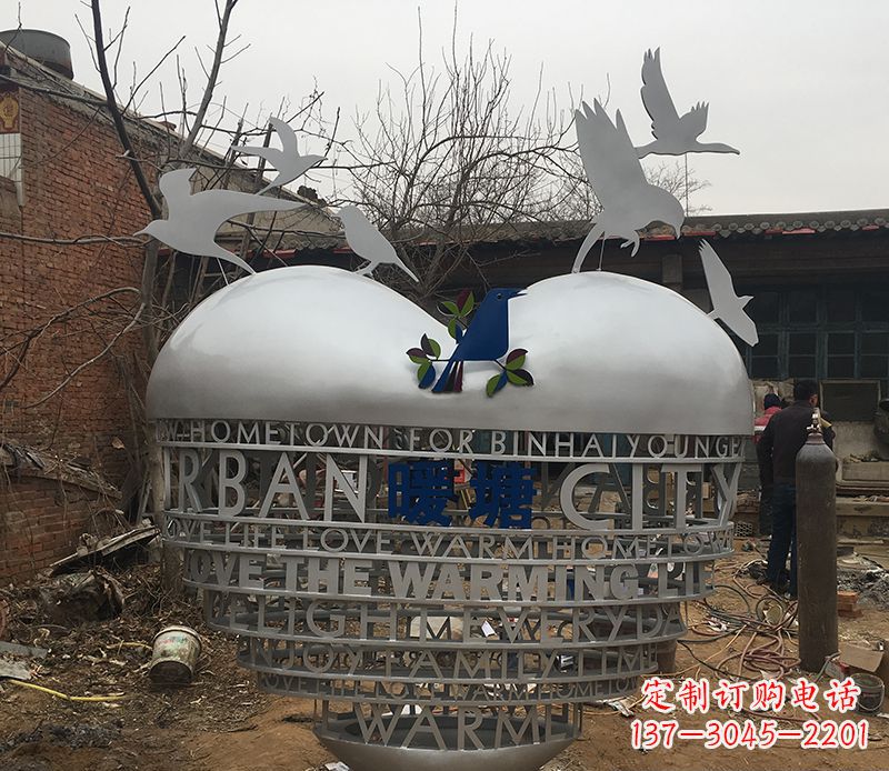 威海不锈钢爱心字母雕塑——象征着爱的礼物