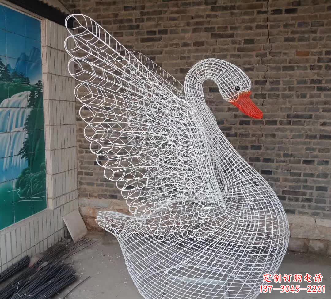 威海不锈钢制天鹅雕塑象征着和谐与美好