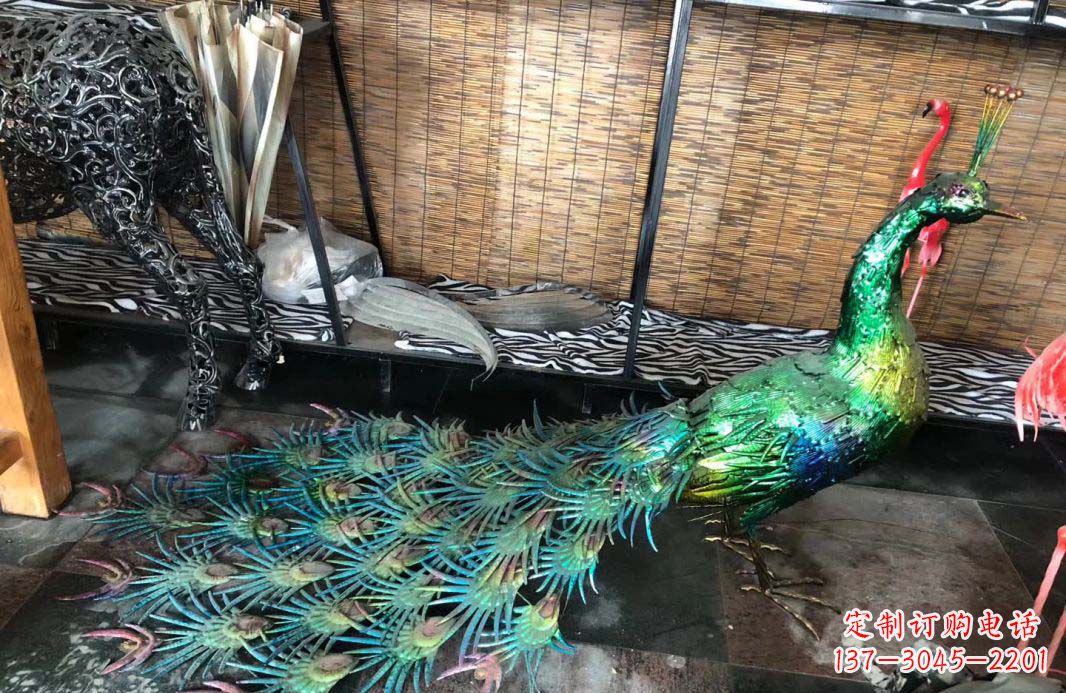 威海不锈钢彩色景观孔雀雕塑