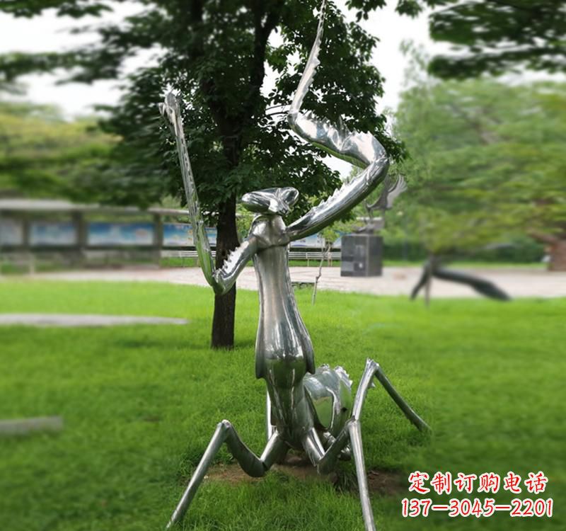 威海不锈钢草坪螳螂雕塑