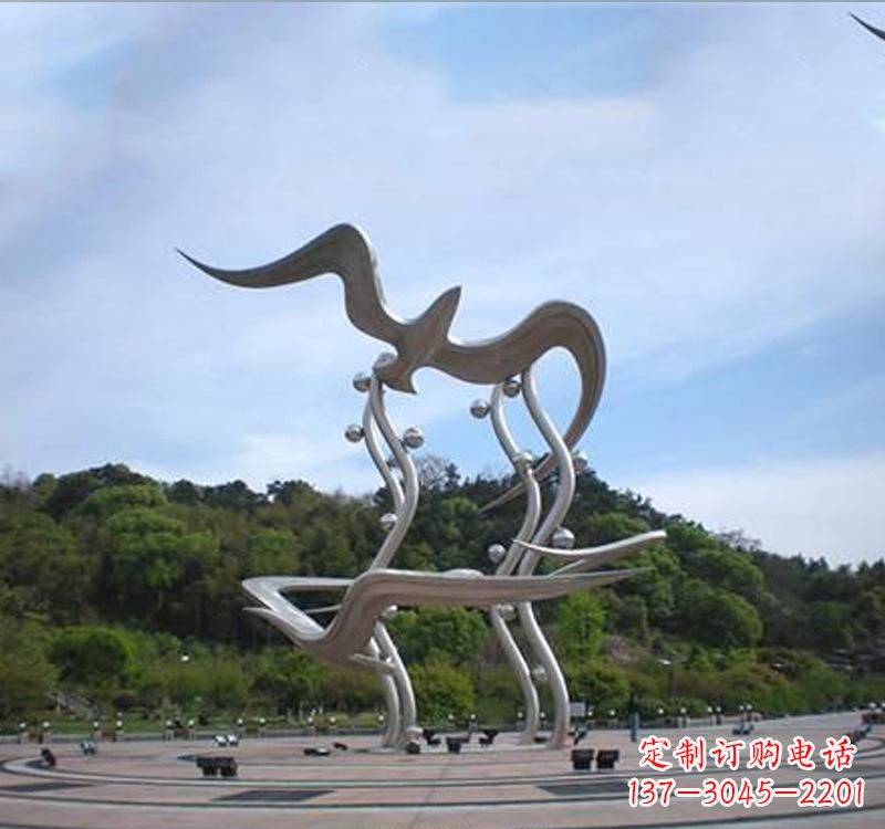威海大雁展翅飞越城市圆环