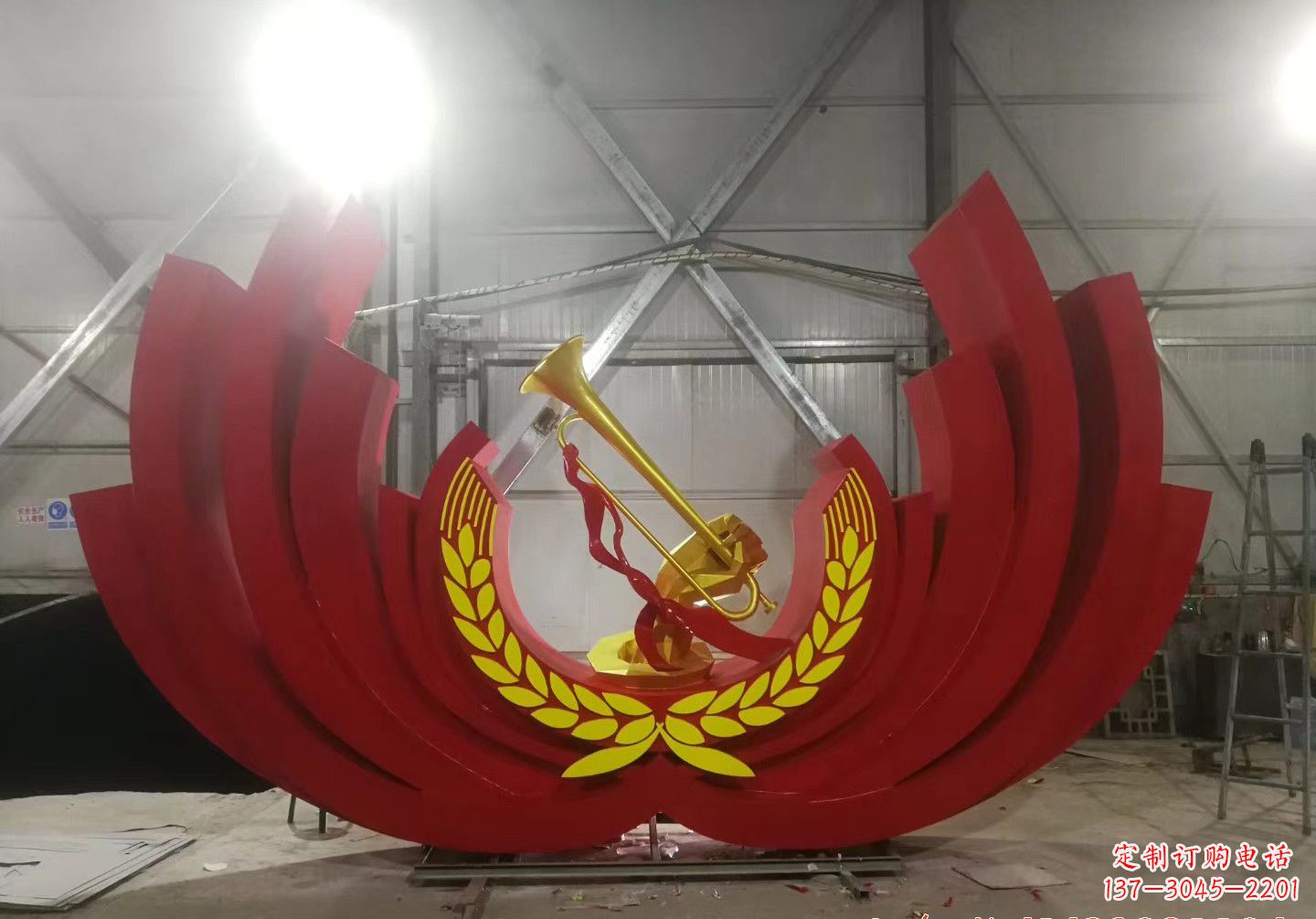 威海不锈钢冲锋号雕塑缅怀英雄,祝福未来