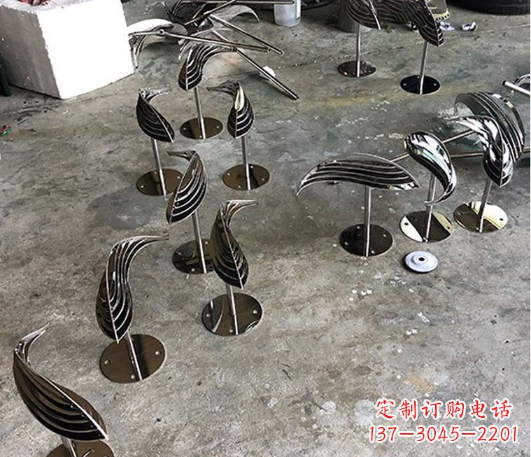 威海不锈钢抽象动物小鱼雕塑