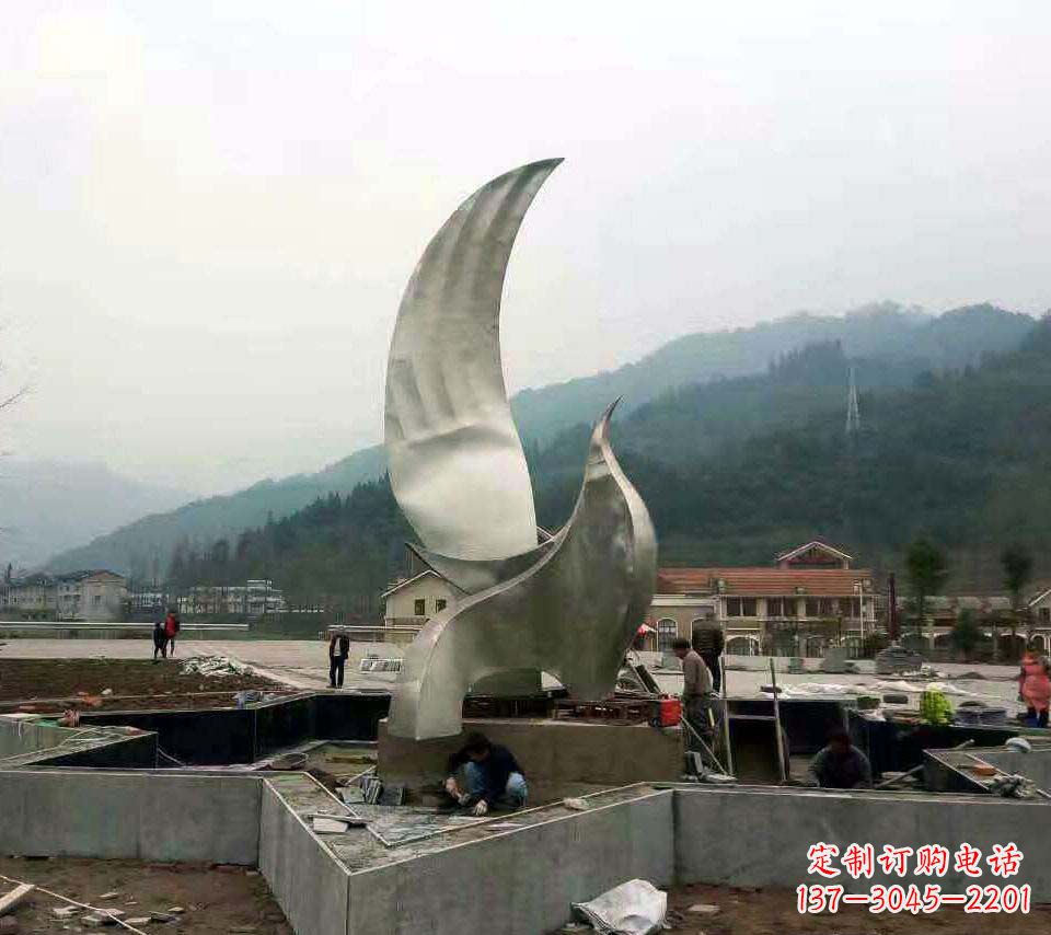 威海不锈钢鸽子雕塑——象征着和平与祥和