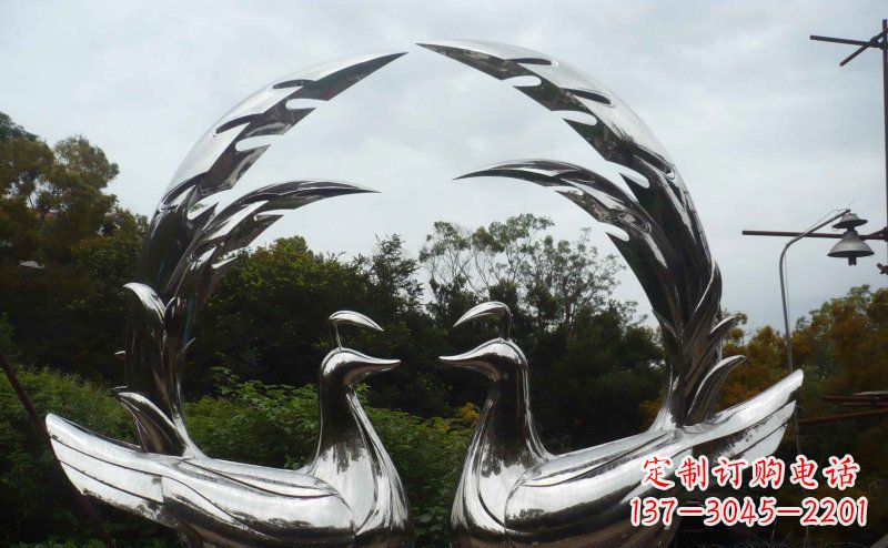 威海不锈钢制作的孔雀雕塑