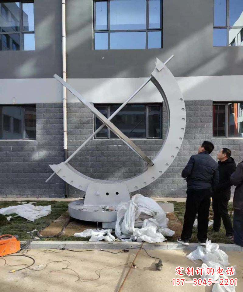 威海不锈钢日晷雕塑精致而优雅