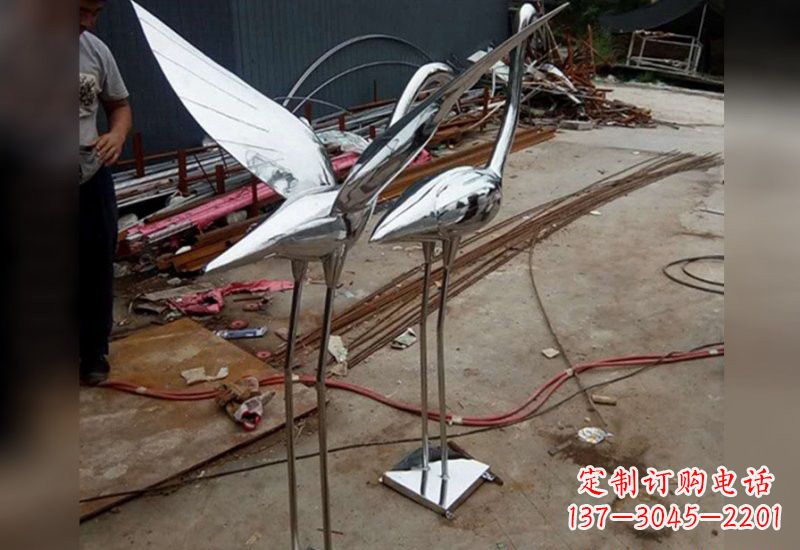 威海不锈钢仙鹤雕塑象征着美丽与和谐