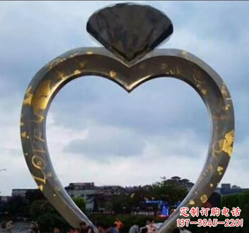 威海不锈钢创意戒指雕塑拥有独一无二的外观