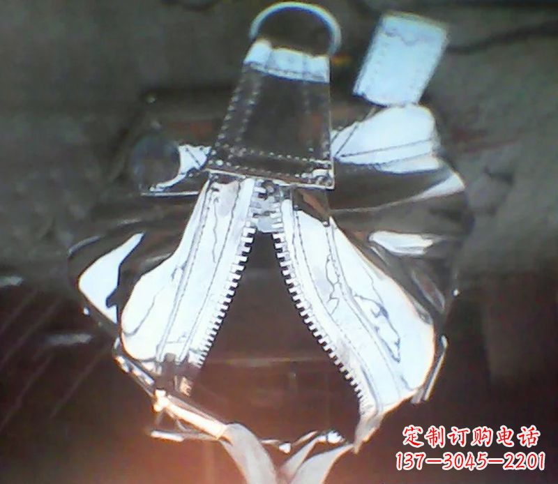 威海精美不锈钢手提包雕塑