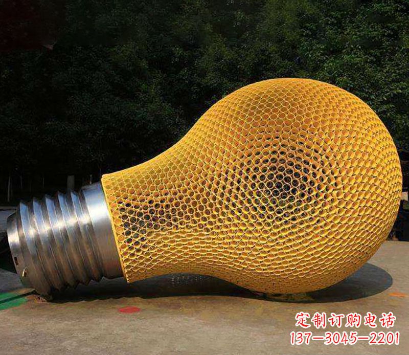 威海不锈钢灯泡雕塑灯光下的美丽