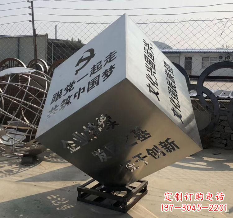 威海不锈钢灯饰魔方雕塑——精妙艺术