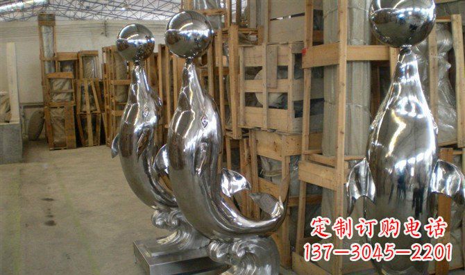 威海不锈钢顶球海豚雕塑融合精美艺术与实用功能