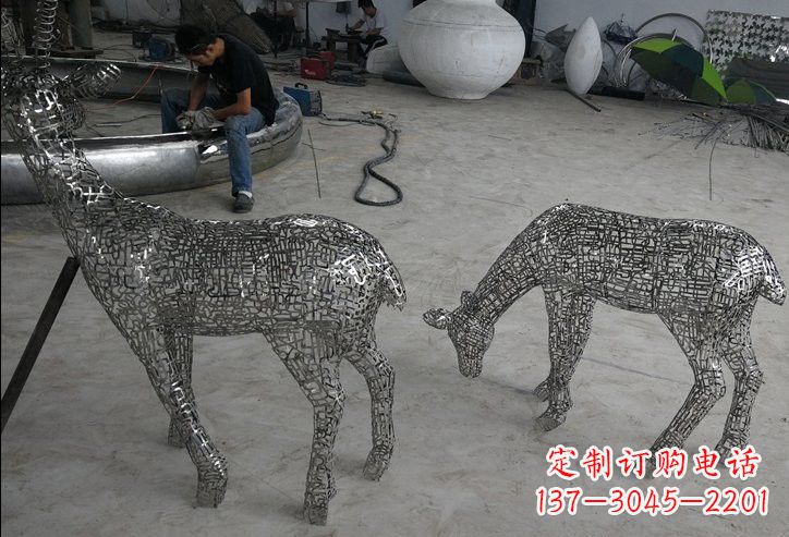 威海不锈钢动物镂空鹿雕塑精美的艺术品