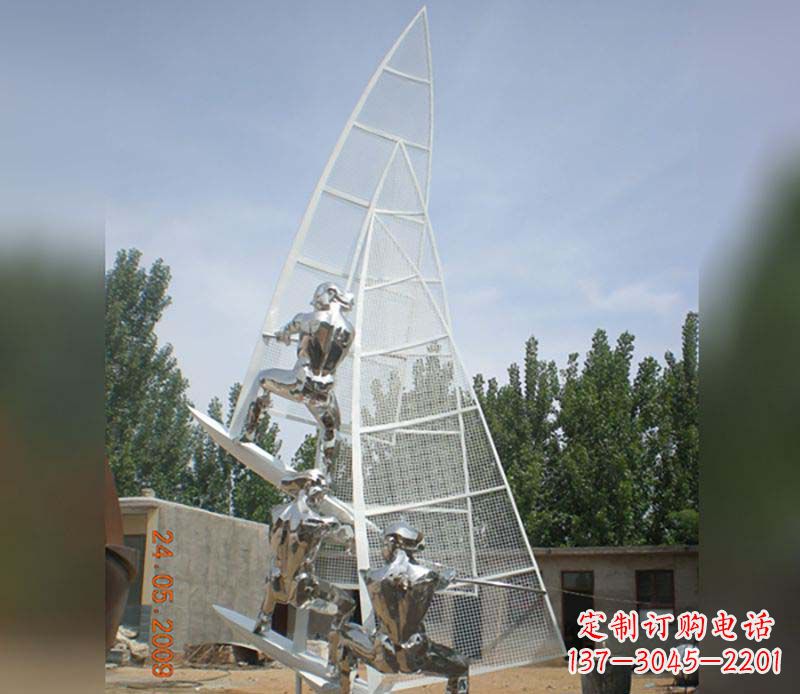 威海不锈钢帆船给公园带来美丽的景致