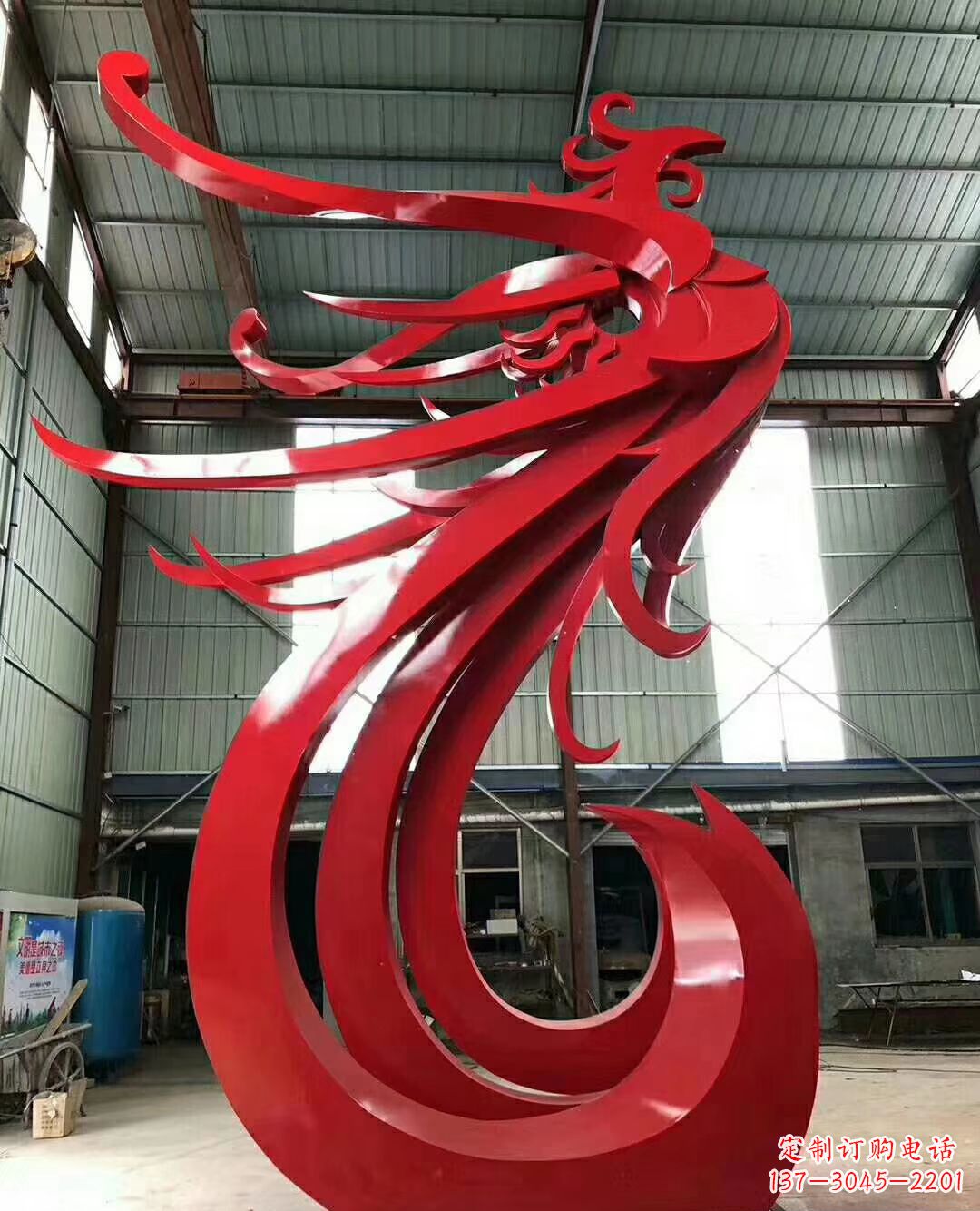 威海不锈钢凤凰雕塑象征着新生的力量
