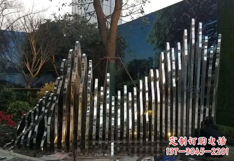 威海不锈钢公园里的假山雕塑