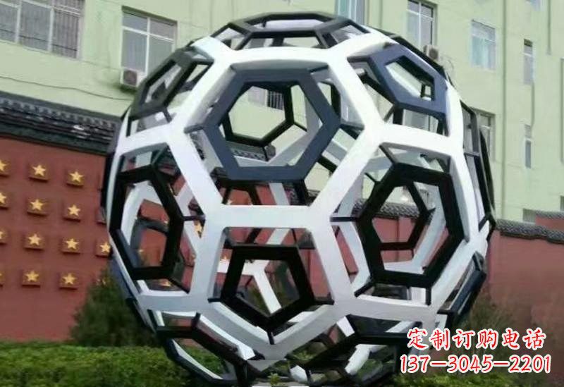 威海不锈钢公园的镂空足球雕塑