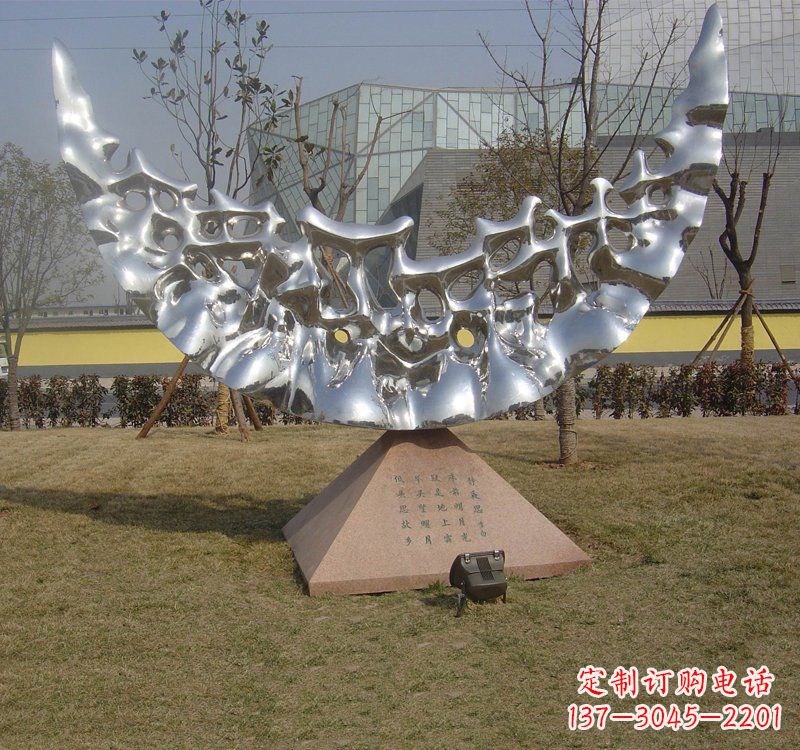 威海不锈钢公园抽象月亮雕塑