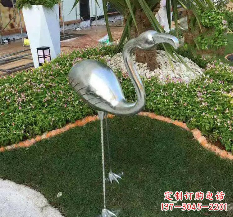 威海火烈鸟雕塑美丽而又充满力量